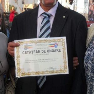 Altman cu diploma de Cet. de onoare. Singur