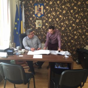 Primarul Ioan Florin Mureșan și unul dintre colaboratorii săi. Foto: Știri din Baciu